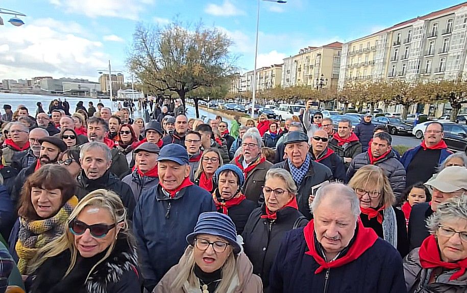 Santander rinde homenaje a Chema Puente cantando el himno (popular) de la capital de Cantabria