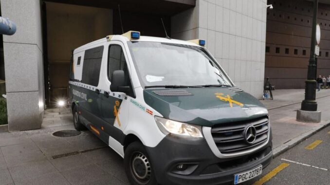 El rastro laboral del padre de la «casa de los horrores» de Oviedo: trabajaba desde España pero no daba «ninguna señal extraña»