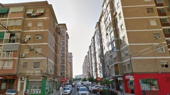 Muere una persona en Málaga tras precipitarse desde una octava planta durante un incendio