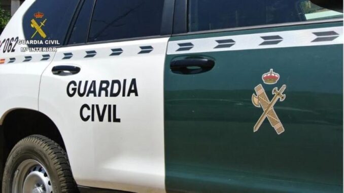 La Guardia Civil detiene a un varón por amenazar con un hacha a unos jóvenes