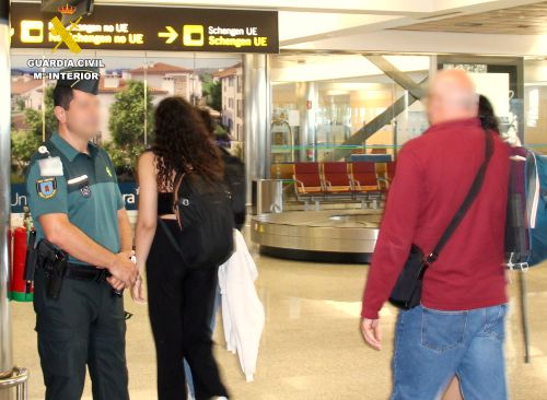 Un hombre con orden de detención e ingreso en prisión es detectado en el aeropuerto de Santander